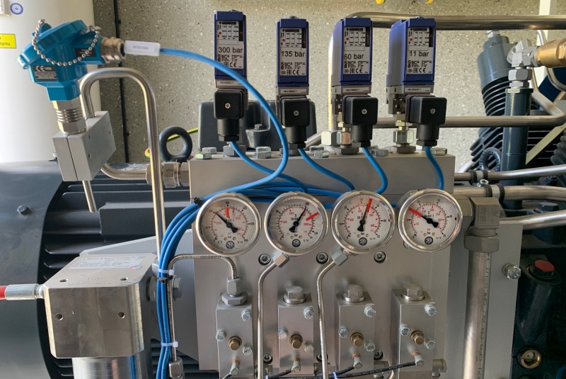 Referencie / 2022 - Realizácia výstavby a inštalácia plniacej stanice CNG v Leviciach - foto Referencie / 2022 - Realizácia výstavby a inštalácia plniacej stanice CNG v Leviciach - foto